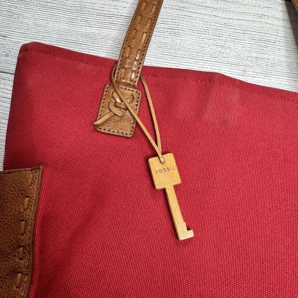 Fossil Red Canvas‎ Tote Bag Purse Brown Leather Accents Straps Key - Picture 4 of 10